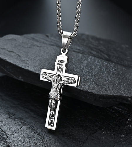 Men's Alloy Man Wearing A Cross Necklace Pendant