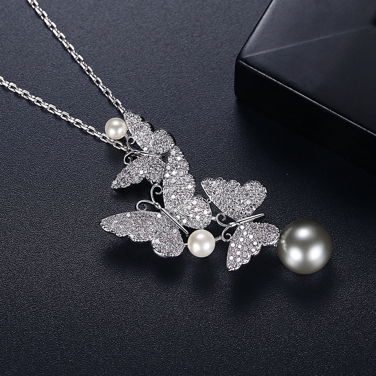 Flower Beard Butterfly Pearl Pendant